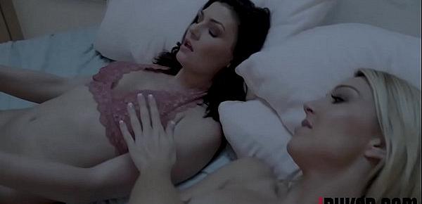  Jessica Rex, Laura Bentley In Stepmoms Sex Talk Sleepover
